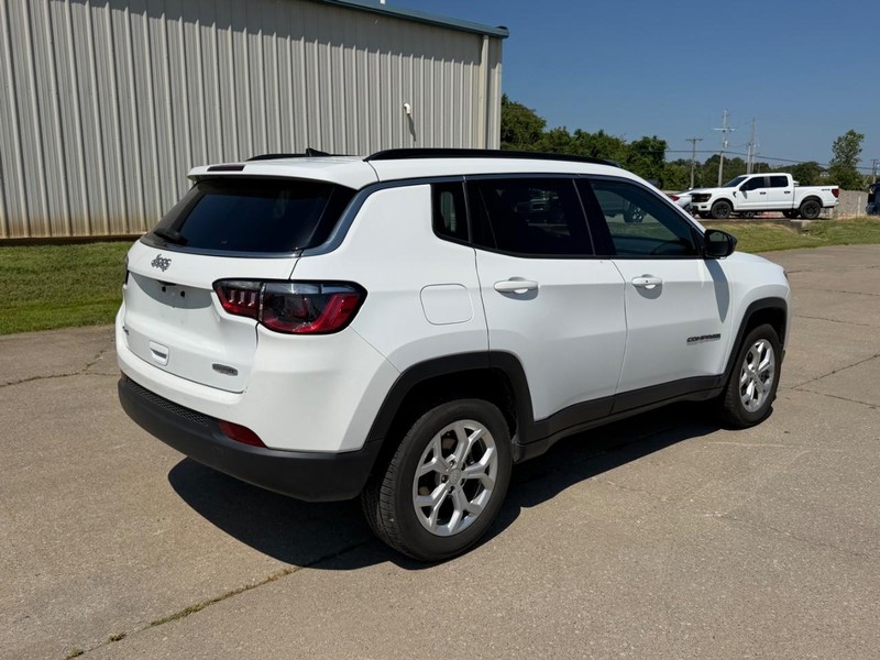 Jeep Compass Vehicle Full-screen Gallery Image 3