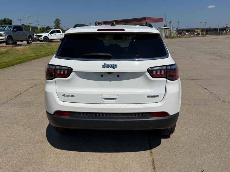 Jeep Compass Vehicle Full-screen Gallery Image 4