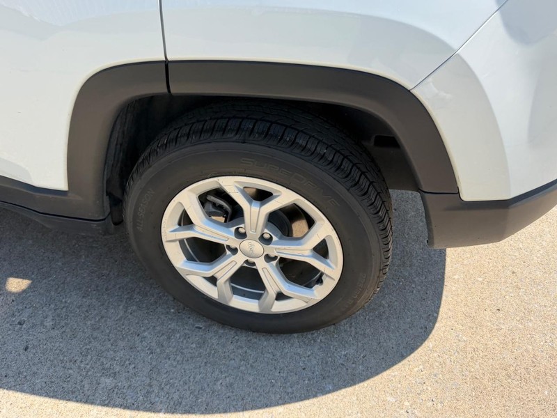 Jeep Compass Vehicle Full-screen Gallery Image 6