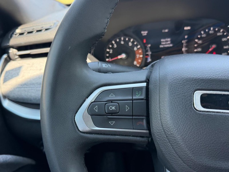 Jeep Compass Vehicle Full-screen Gallery Image 10