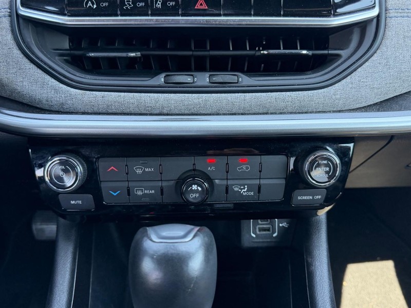 Jeep Compass Vehicle Full-screen Gallery Image 13