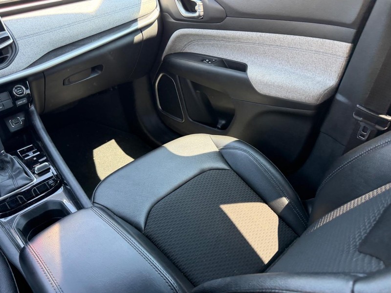 Jeep Compass Vehicle Full-screen Gallery Image 15