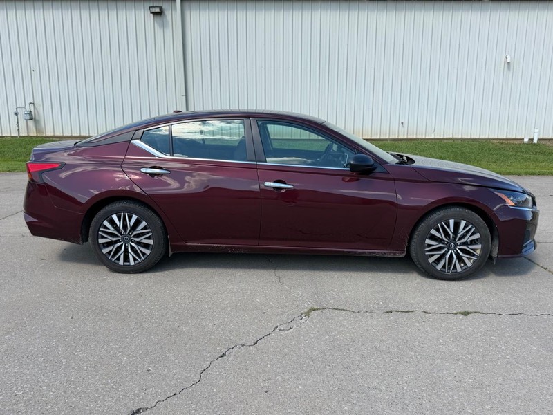 Nissan Altima Vehicle Full-screen Gallery Image 2