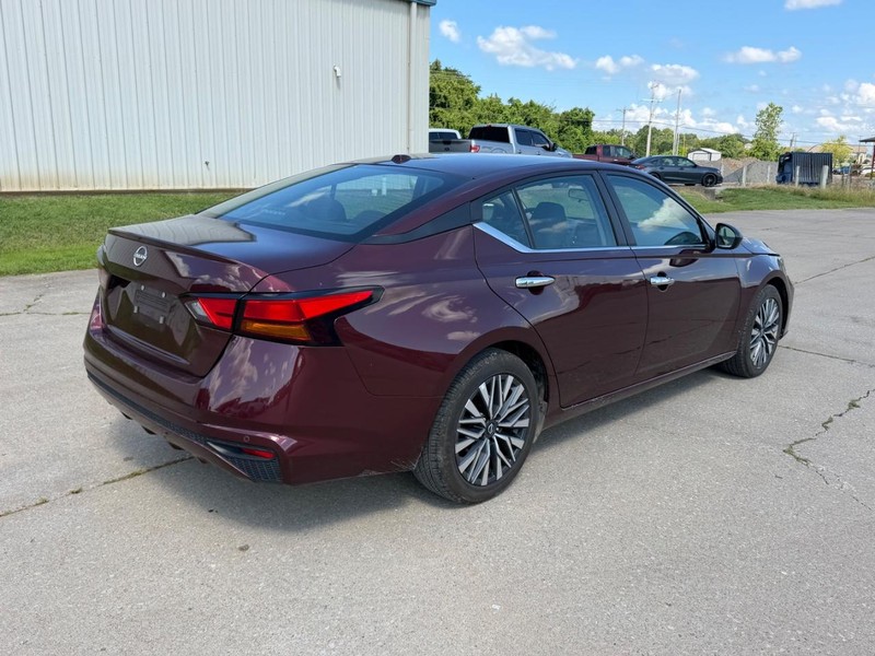 Nissan Altima Vehicle Full-screen Gallery Image 3