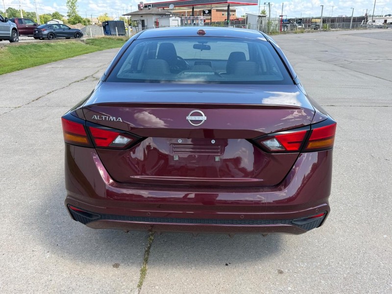 Nissan Altima Vehicle Full-screen Gallery Image 4
