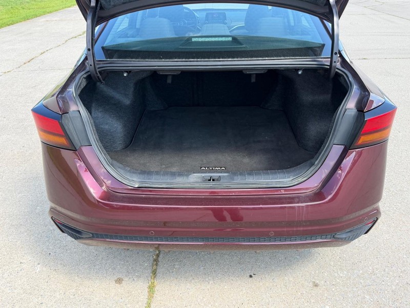 Nissan Altima Vehicle Full-screen Gallery Image 5