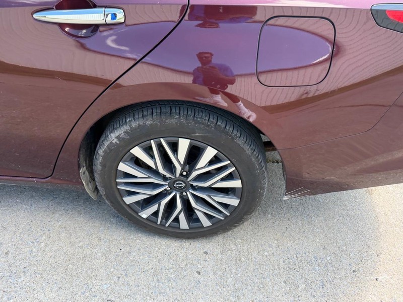 Nissan Altima Vehicle Full-screen Gallery Image 6
