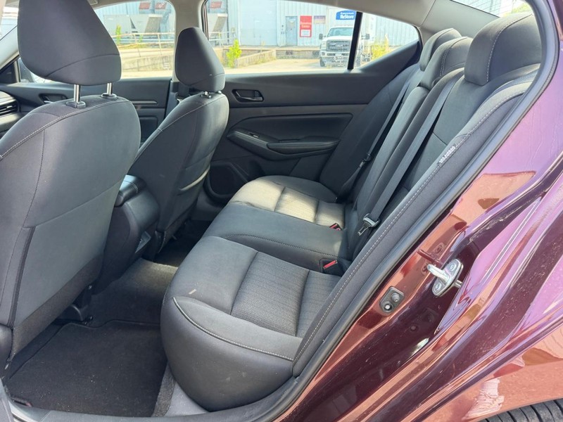 Nissan Altima Vehicle Full-screen Gallery Image 7