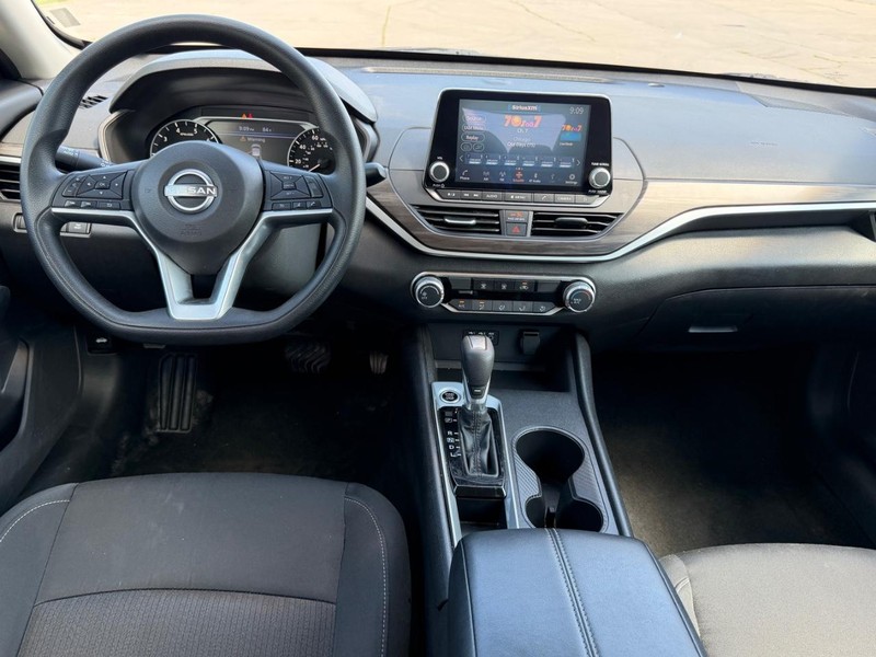 Nissan Altima Vehicle Full-screen Gallery Image 8