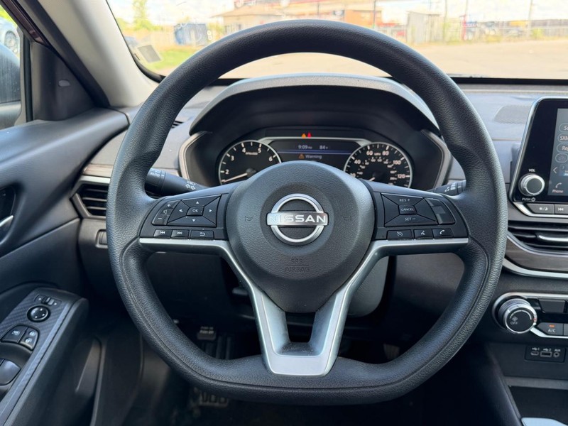Nissan Altima Vehicle Full-screen Gallery Image 9