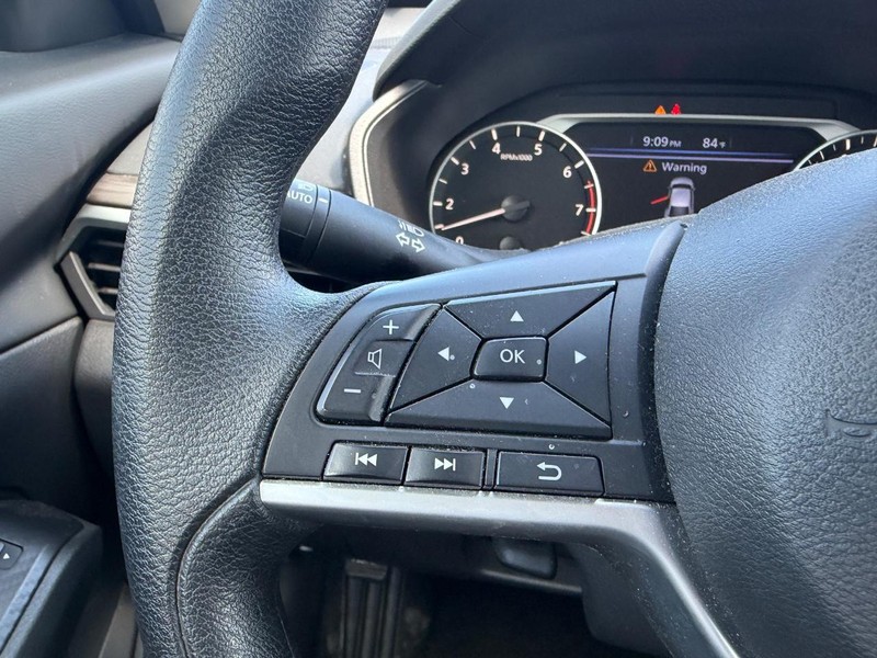 Nissan Altima Vehicle Full-screen Gallery Image 10