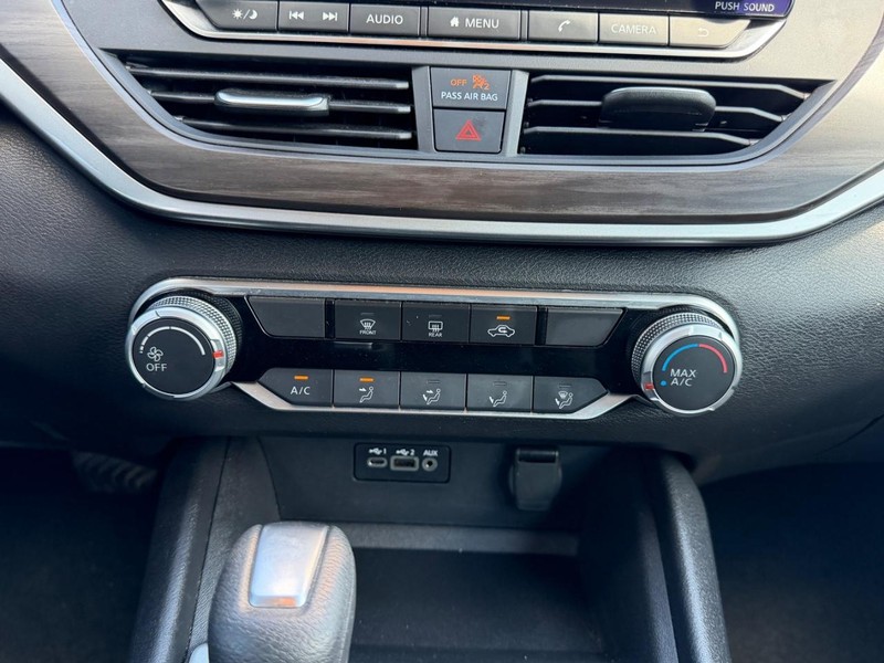 Nissan Altima Vehicle Full-screen Gallery Image 13