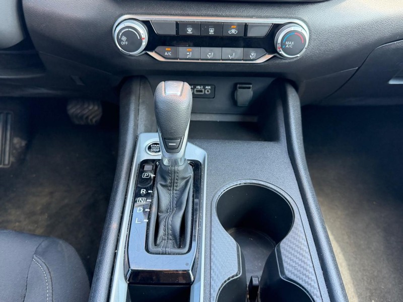Nissan Altima Vehicle Full-screen Gallery Image 14