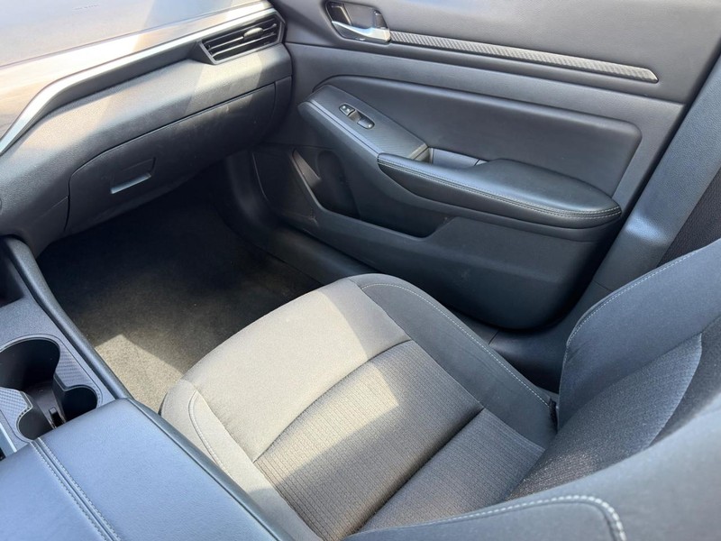 Nissan Altima Vehicle Full-screen Gallery Image 15