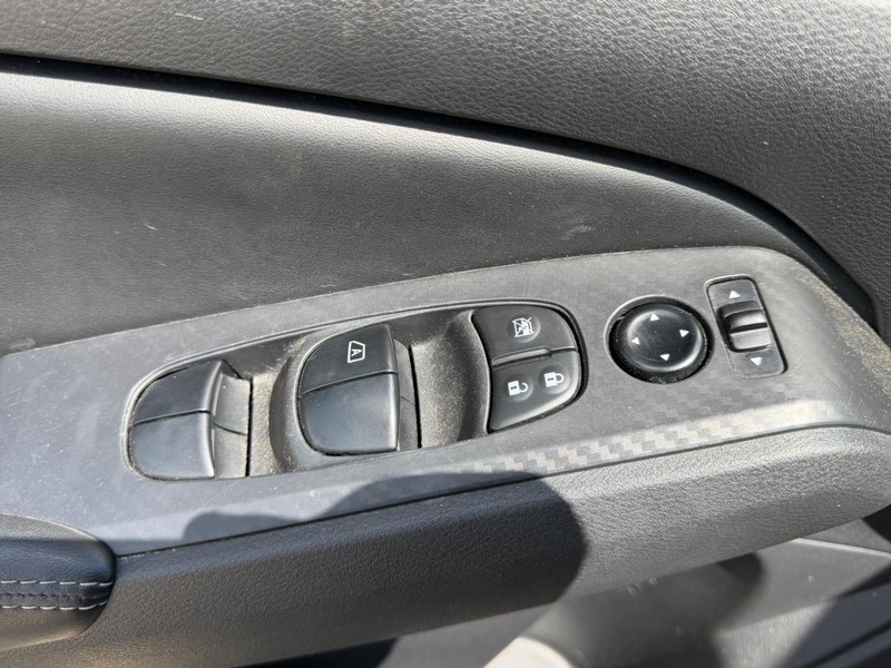 Nissan Altima Vehicle Full-screen Gallery Image 16