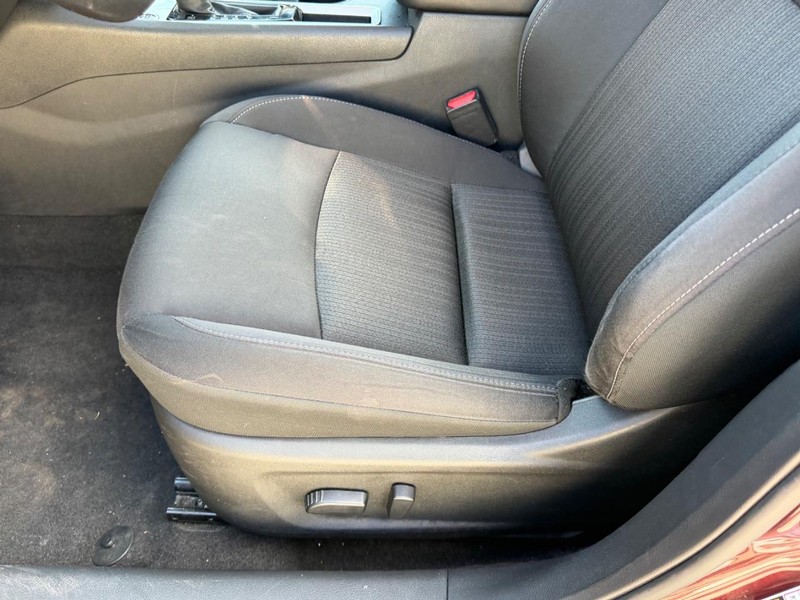 Nissan Altima Vehicle Full-screen Gallery Image 17