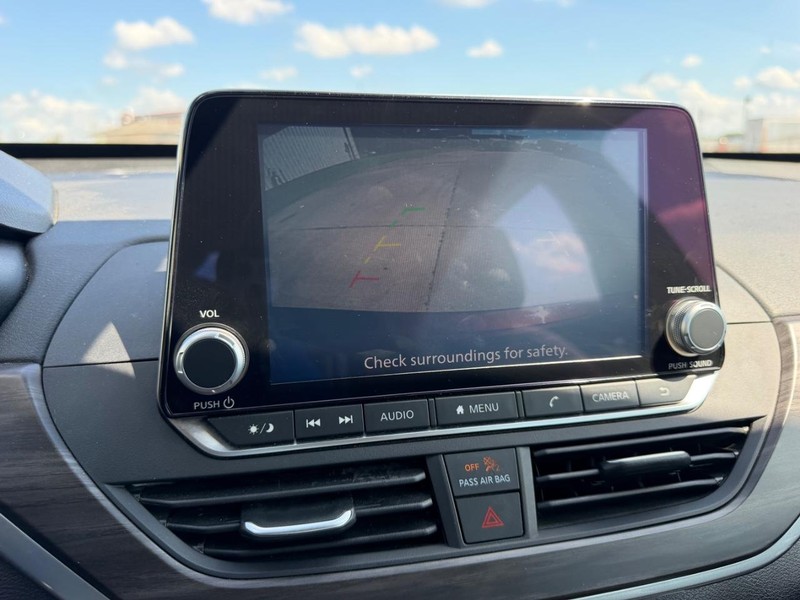 Nissan Altima Vehicle Full-screen Gallery Image 19