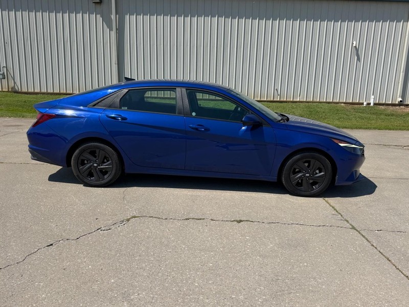 Hyundai Elantra Vehicle Full-screen Gallery Image 2