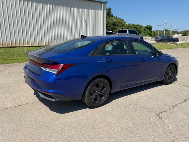 Hyundai Elantra Vehicle Full-screen Gallery Image 3