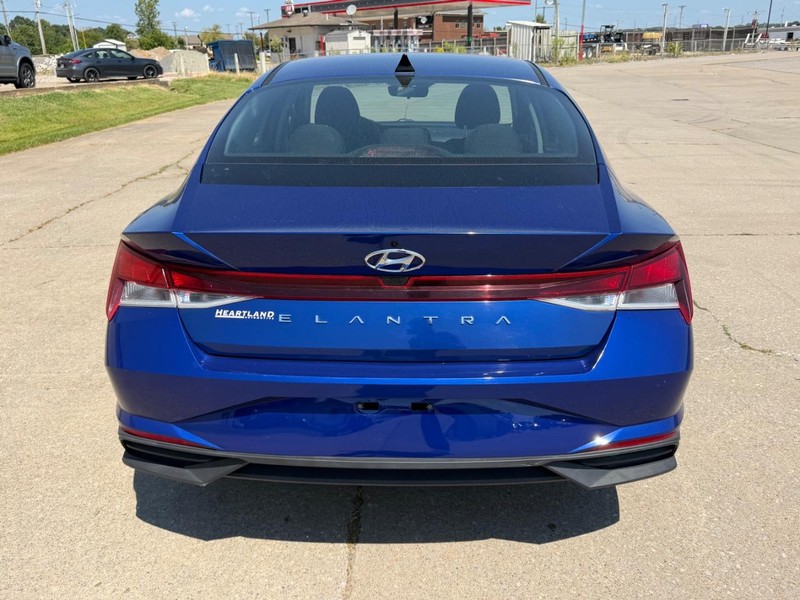 Hyundai Elantra Vehicle Full-screen Gallery Image 4
