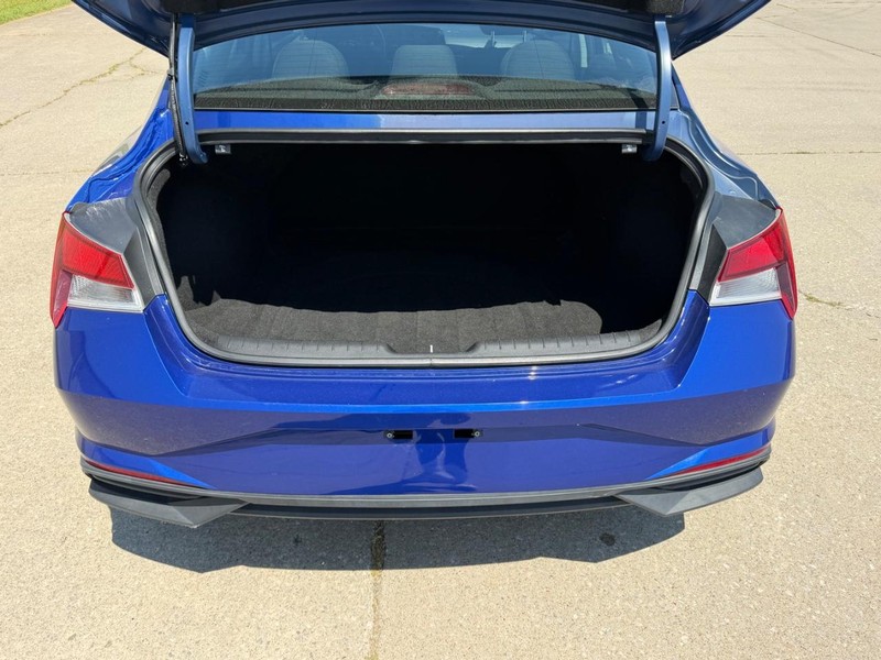 Hyundai Elantra Vehicle Full-screen Gallery Image 5