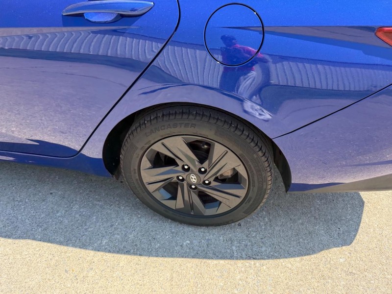 Hyundai Elantra Vehicle Full-screen Gallery Image 6