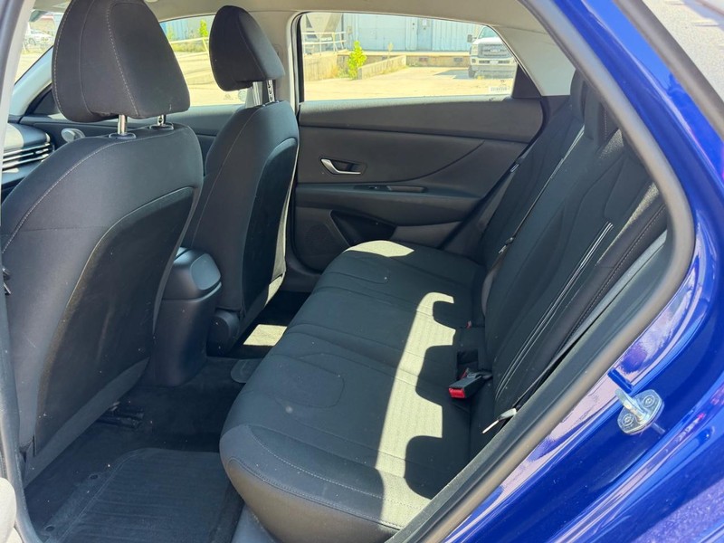 Hyundai Elantra Vehicle Full-screen Gallery Image 7