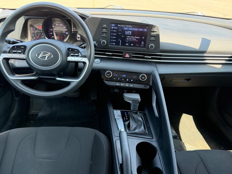 Hyundai Elantra Vehicle Full-screen Gallery Image 8