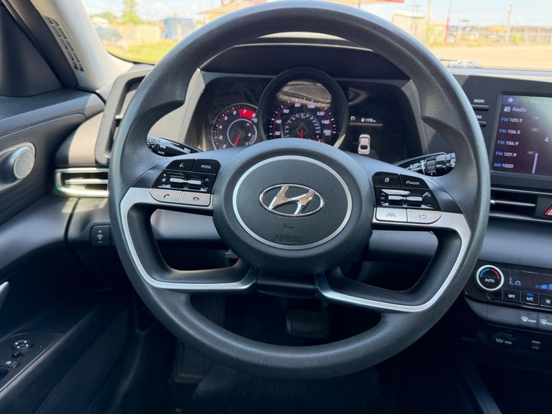 Hyundai Elantra Vehicle Full-screen Gallery Image 9