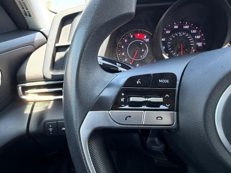 Hyundai Elantra Vehicle Full-screen Gallery Image 10