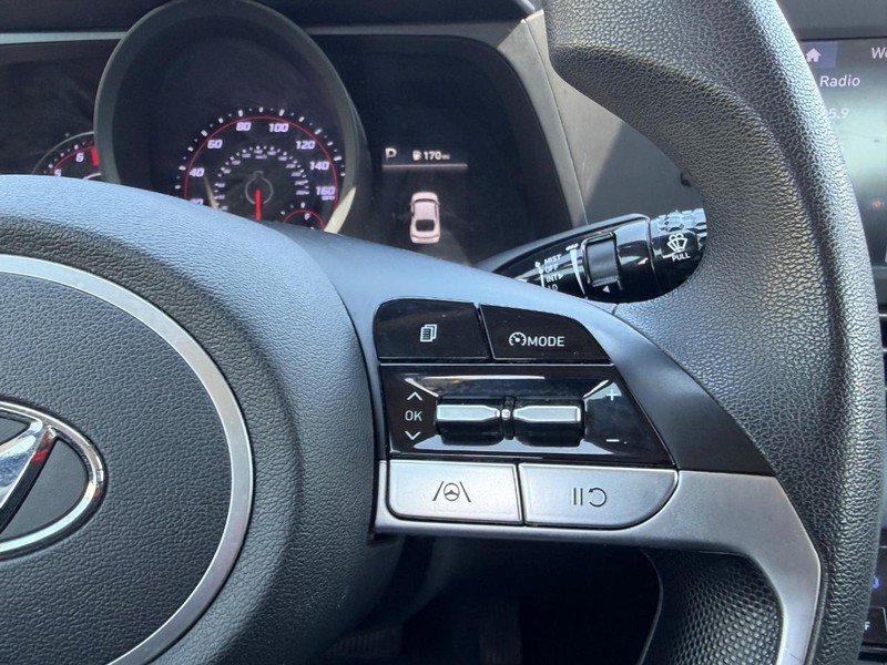 Hyundai Elantra Vehicle Full-screen Gallery Image 11