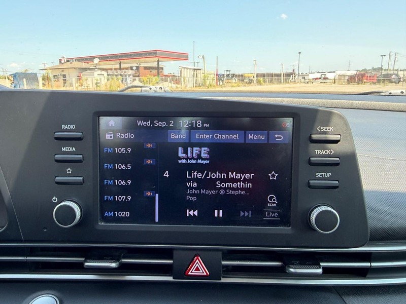 Hyundai Elantra Vehicle Full-screen Gallery Image 12