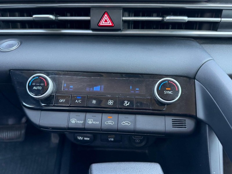Hyundai Elantra Vehicle Full-screen Gallery Image 13