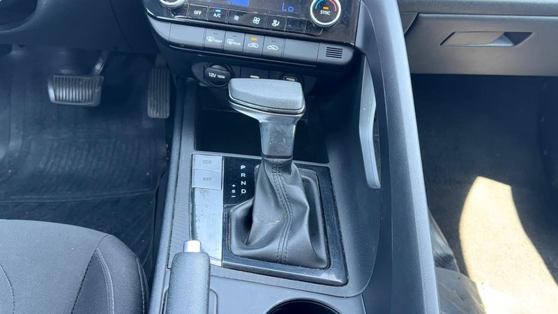 Hyundai Elantra Vehicle Full-screen Gallery Image 14