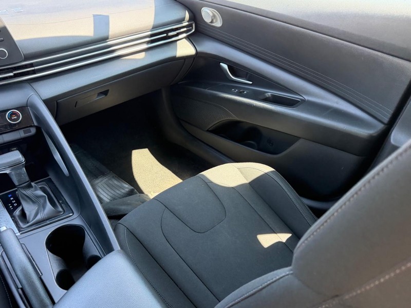 Hyundai Elantra Vehicle Full-screen Gallery Image 15