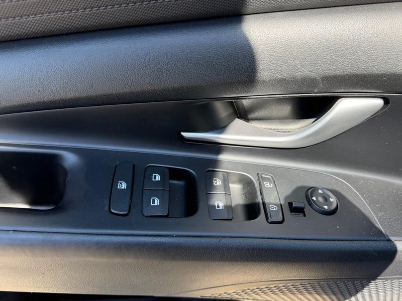 Hyundai Elantra Vehicle Full-screen Gallery Image 16
