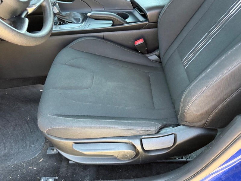Hyundai Elantra Vehicle Full-screen Gallery Image 17