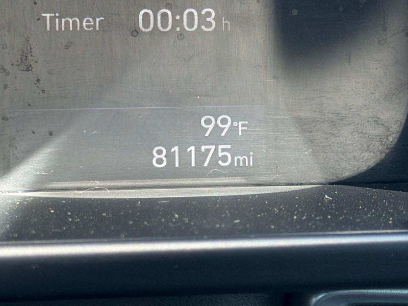 Hyundai Elantra Vehicle Full-screen Gallery Image 18
