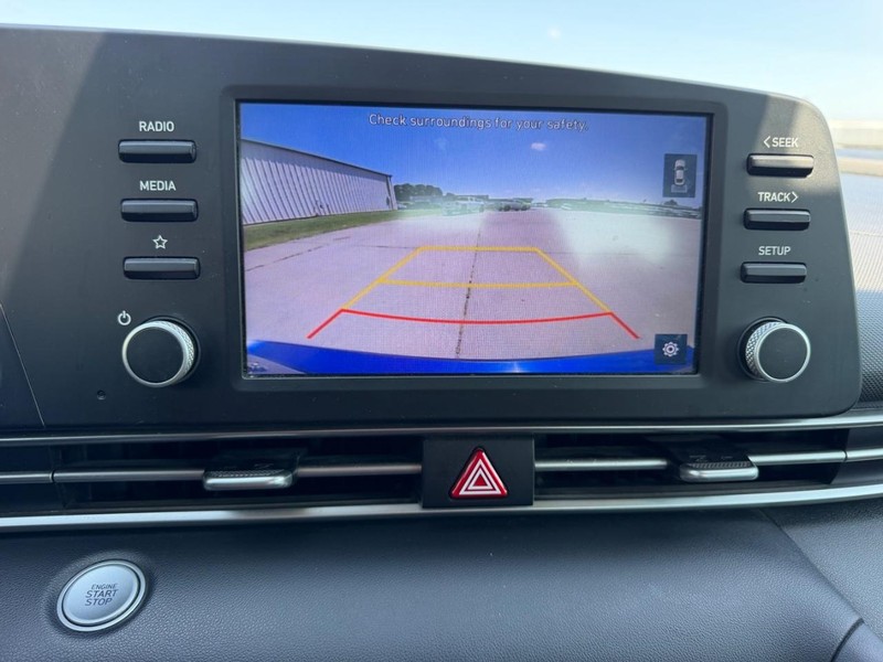 Hyundai Elantra Vehicle Full-screen Gallery Image 19