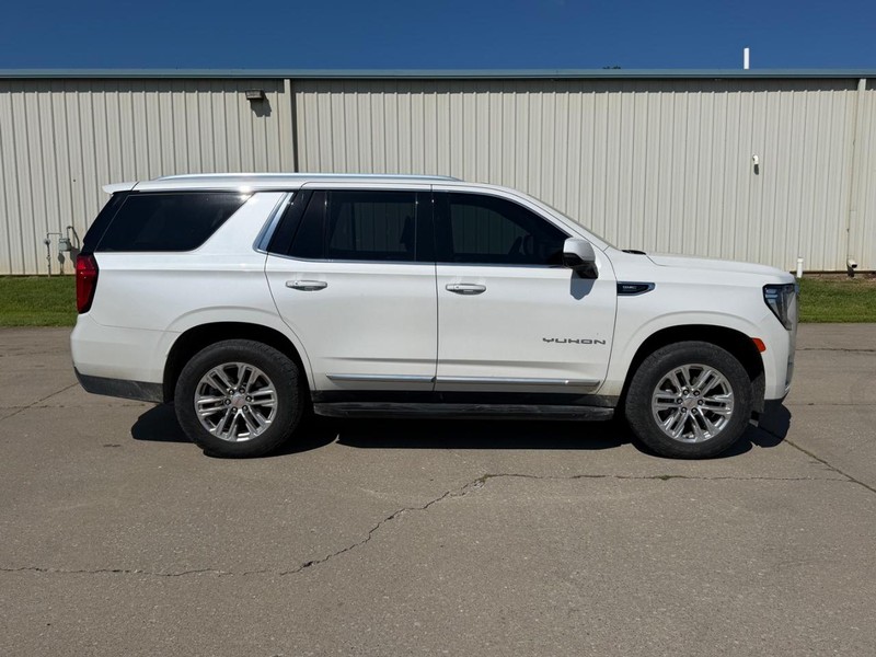 GMC Yukon Vehicle Full-screen Gallery Image 2