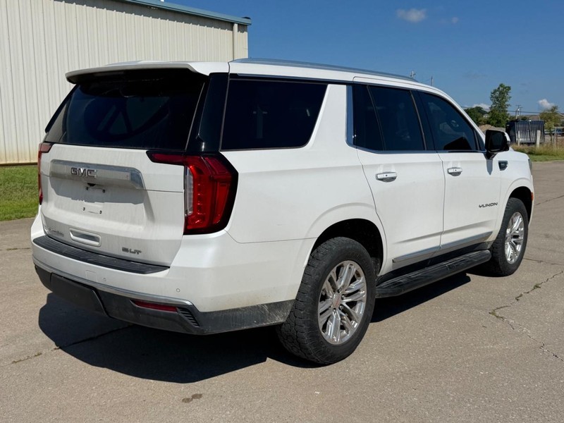 GMC Yukon Vehicle Full-screen Gallery Image 3