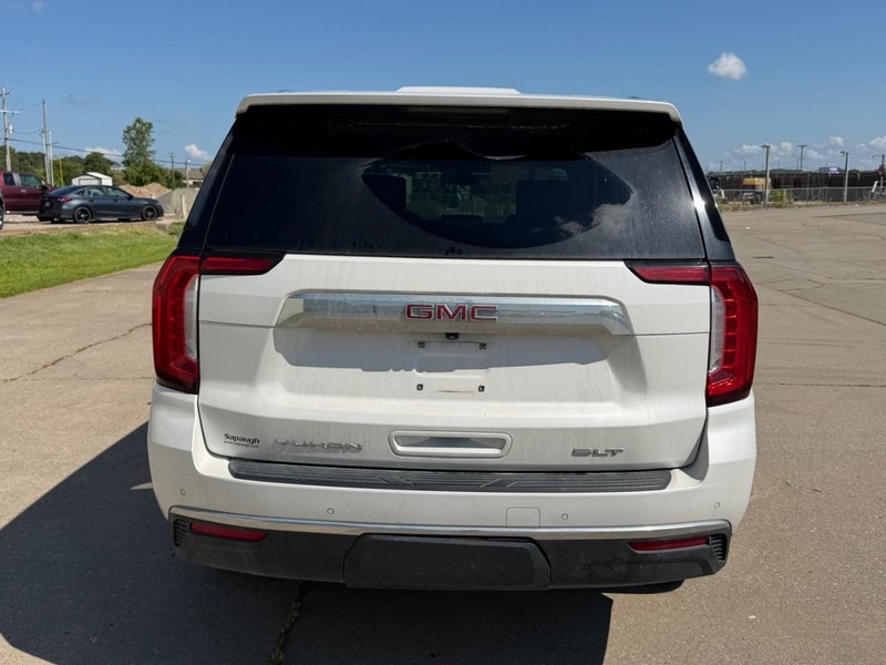 GMC Yukon Vehicle Full-screen Gallery Image 4