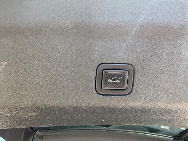 GMC Yukon Vehicle Full-screen Gallery Image 6