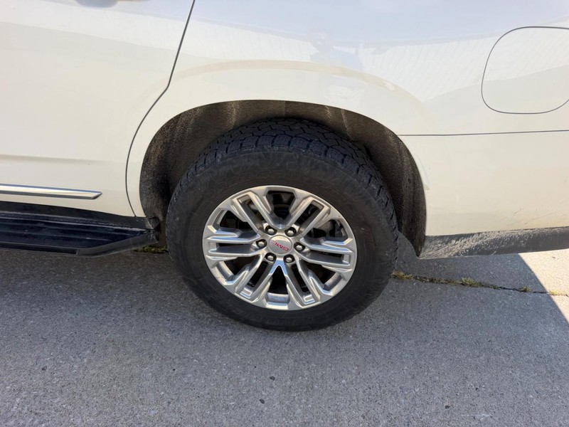 GMC Yukon Vehicle Full-screen Gallery Image 7