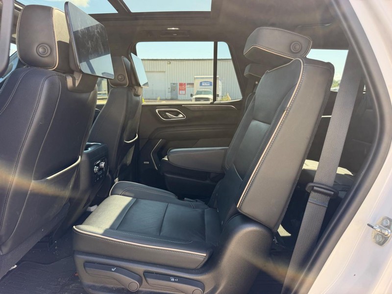 GMC Yukon Vehicle Full-screen Gallery Image 9