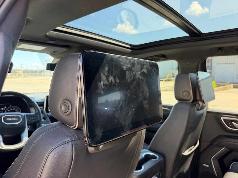 GMC Yukon Vehicle Full-screen Gallery Image 10
