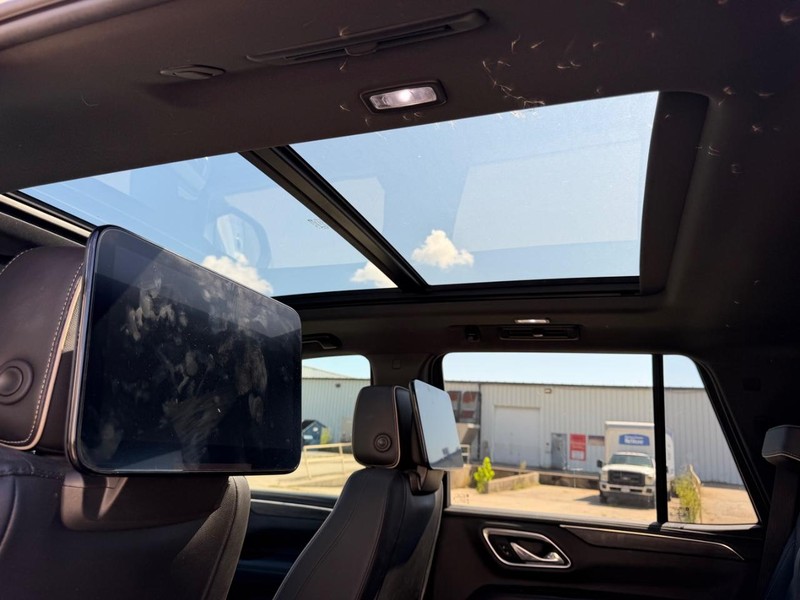 GMC Yukon Vehicle Full-screen Gallery Image 11