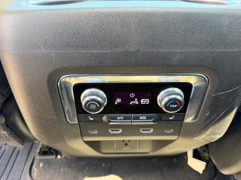 GMC Yukon Vehicle Full-screen Gallery Image 12