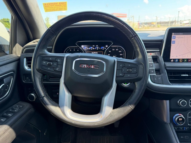 GMC Yukon Vehicle Full-screen Gallery Image 14