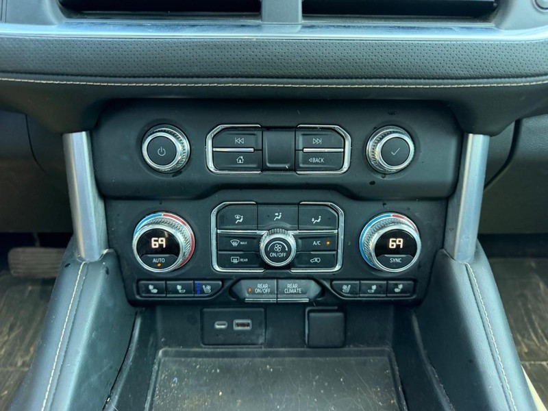 GMC Yukon Vehicle Full-screen Gallery Image 19
